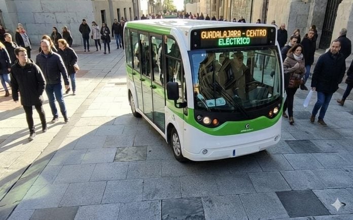 Recreación de lo que sería un microbús eléctrico circulando por la Calle Mayor de Guadalajara, concretamente en la Plaza del Jardinillo, Imagen obtenida mediante Inteligencia Artificial. (Foto: Google / La Crónic@)