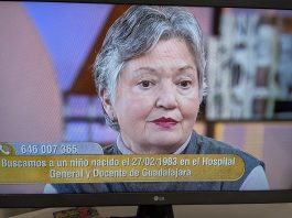 La protagonista de este historia, con el teléfono sobreimpreso para quien tenga información sobre el caso. (Foto: T5 / La Crónic@)