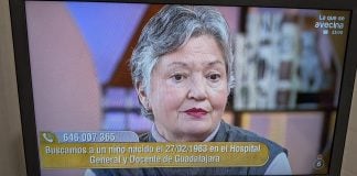 La protagonista de este historia, con el teléfono sobreimpreso para quien tenga información sobre el caso. (Foto: T5 / La Crónic@)