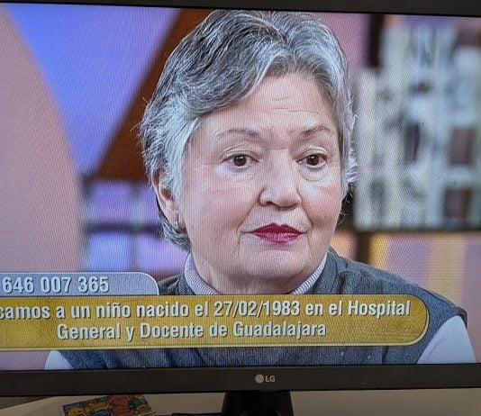 La protagonista de este historia, con el teléfono sobreimpreso para quien tenga información sobre el caso. (Foto: T5 / La Crónic@)