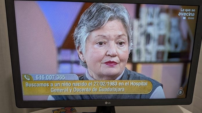 La protagonista de este historia, con el teléfono sobreimpreso para quien tenga información sobre el caso. (Foto: T5 / La Crónic@)