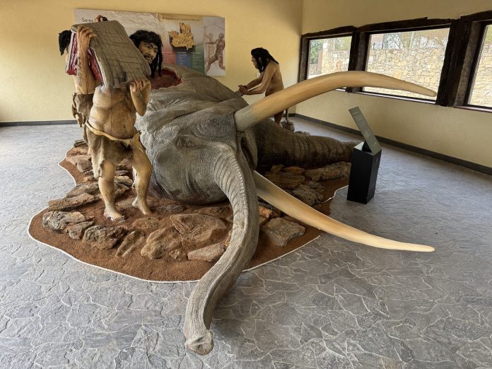 Recreación de una cacería neandertal que ahora puede verse en Tamajón.