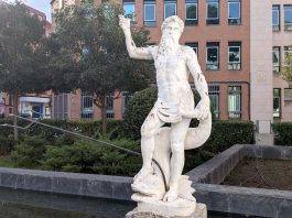 Neptuno, de nuevo sucio y de nuevo sin tridente. (Fotos: La Crónic@)