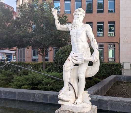 Neptuno, de nuevo sucio y de nuevo sin tridente. (Fotos: La Crónic@)