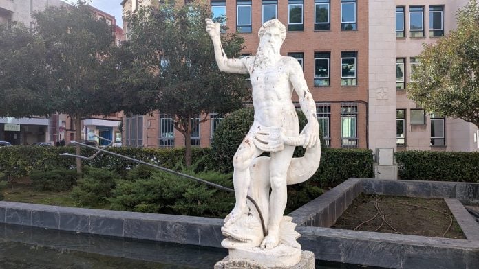 Neptuno, de nuevo sucio y de nuevo sin tridente. (Fotos: La Crónic@)