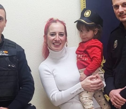 La niña y su madre con los agentes que evitaron que la comprometida situación fuera a más. (Foto: CNP)