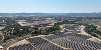 Vista aérea de los 92.000 paneles solares de Naturgy en la zona de Zorita.