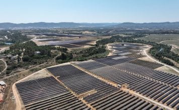 Vista aérea de los 92.000 paneles solares de Naturgy en la zona de Zorita.