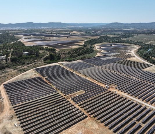 Vista aérea de los 92.000 paneles solares de Naturgy en la zona de Zorita.
