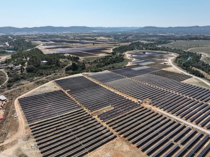 Vista aérea de los 92.000 paneles solares de Naturgy en la zona de Zorita.