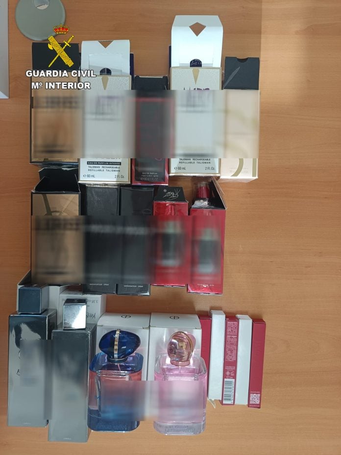 Perfumes intervenidos a la trabajadora detenida en Quer. (Foto: Guardia Civil)