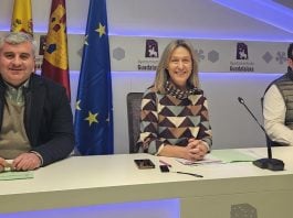 Esteban, Guarinos y Morejón en la presentación de los presupuestos de 2026 del Ayuntamiento de Guadalajara.