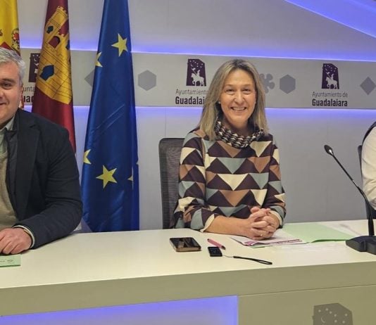 Esteban, Guarinos y Morejón en la presentación de los presupuestos de 2026 del Ayuntamiento de Guadalajara.