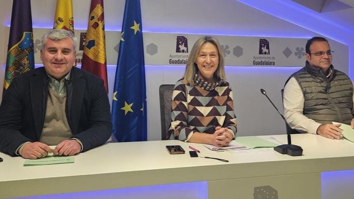 Esteban, Guarinos y Morejón en la presentación de los presupuestos de 2026 del Ayuntamiento de Guadalajara.