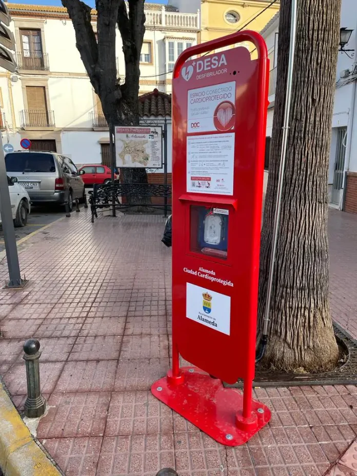 Desfibrilador callejero en una localidad española.