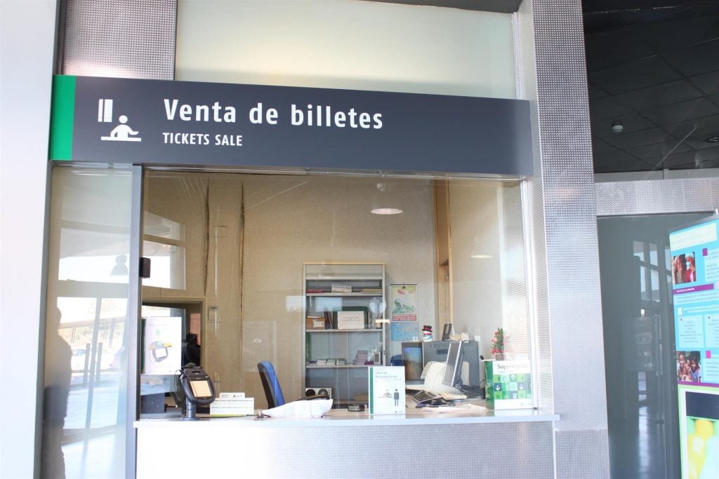 Venta de billetes en la estación del AVE de Yebes-Guadalajara.