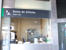 Venta de billetes en la estación del AVE de Yebes-Guadalajara.