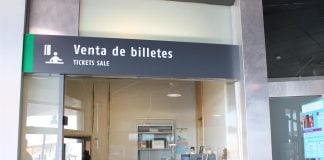 Venta de billetes en la estación del AVE de Yebes-Guadalajara.