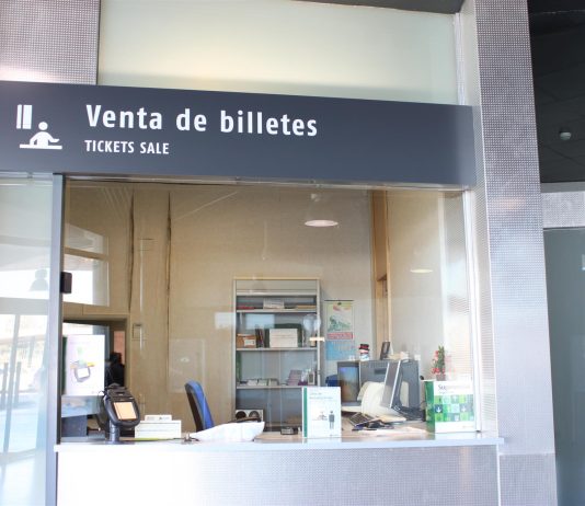 Venta de billetes en la estación del AVE de Yebes-Guadalajara.