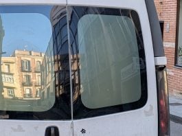 Viviendas más que centenarias de Guadalajara, reflejadas en una furgoneta. (Foto: La Crónic@)