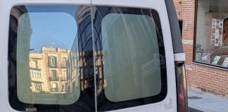 Viviendas más que centenarias de Guadalajara, reflejadas en una furgoneta. (Foto: La Crónic@)