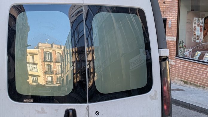 Viviendas más que centenarias de Guadalajara, reflejadas en una furgoneta. (Foto: La Crónic@)