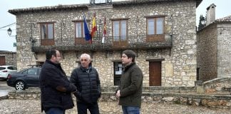 En el centro de la imagen, el nuevo concejal de Vox en El Olivar.