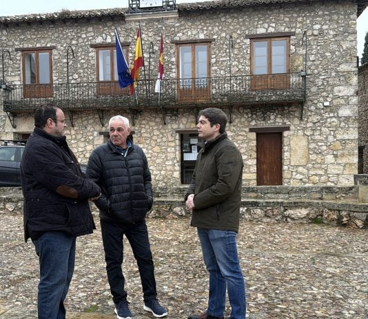En el centro de la imagen, el nuevo concejal de Vox en El Olivar.