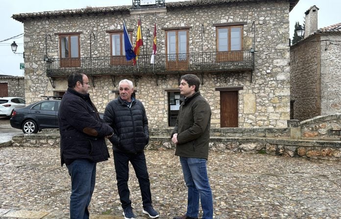 En el centro de la imagen, el nuevo concejal de Vox en El Olivar.