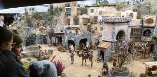 Belén monumental instalado en la Navidad de 2025 en la Plaza Mayor de Guadalajara.