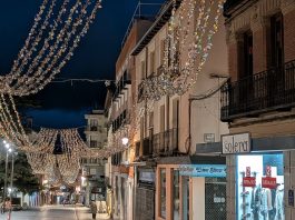 Colgaduras o colgajos, los adornos navideños siguen sobrevolando la Calle Mayor de Guadalajara el 23 de enero de 2026. (foto: La Crónic@)