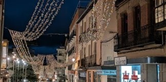 Así estamos a 23 de enero de 2026 Colgaduras o colgajos, los adornos navideños siguen sobrevolando la Calle Mayor de Guadalajara el 23 de enero de 2026. (foto: La Crónic@)