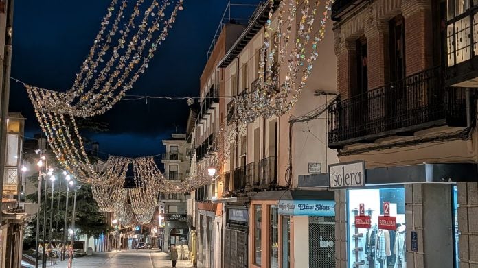 Colgaduras o colgajos, los adornos navideños siguen sobrevolando la Calle Mayor de Guadalajara el 23 de enero de 2026. (foto: La Crónic@)
