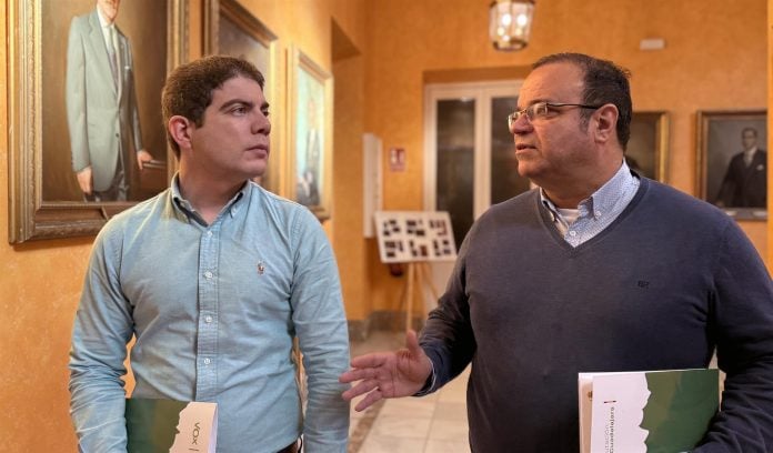 Arcángel y Morejón, en los pasillos de la Diputación de Guadalajara