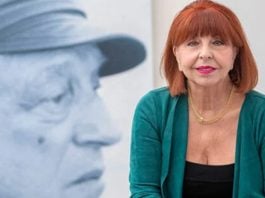 Asunción Mateo ante una fotografía de Rafael Alberti.