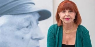 Asunción Mateo ante una fotografía de Rafael Alberti.