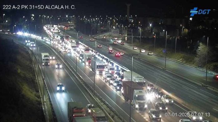 Vista parcial del atasco que describe esta noticia, en la A-2 el 7 de enero de 2026. (Foto: DGT)