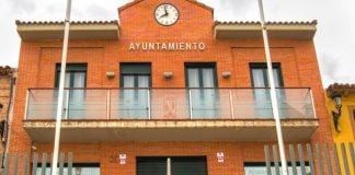 Fachada del Ayuntamiento de Quer.
