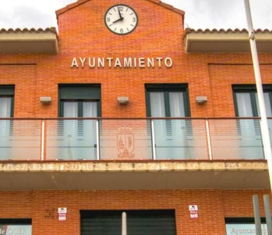 Fachada del Ayuntamiento de Quer.