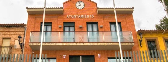 Fachada del Ayuntamiento de Quer.