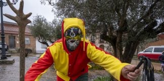 La Botarga de La Mierla vuelve a recorrer las calles en el Día del Santo Niño, manteniendo viva una de las tradiciones más singulares del patrimonio cultural de la provincia. Ritual, música y comunidad se unen en una celebración que conecta pasado y presente.