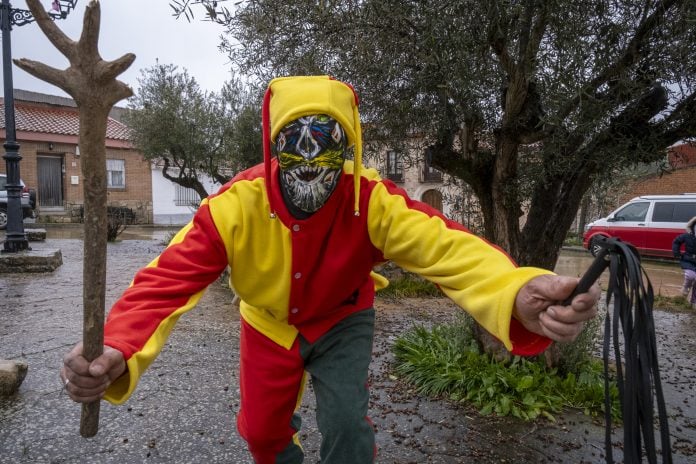 La Botarga de La Mierla vuelve a recorrer las calles en el Día del Santo Niño, manteniendo viva una de las tradiciones más singulares del patrimonio cultural de la provincia. Ritual, música y comunidad se unen en una celebración que conecta pasado y presente.