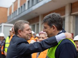 García-Page saluda al guadalajareño Carmelo García, posible nuevo rector de la Universidad de Alcalá tras el inminente proceso electoral para decidir el sucesor de Saz.