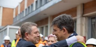 García-Page saluda al guadalajareño Carmelo García, posible nuevo rector de la Universidad de Alcalá tras el inminente proceso electoral para decidir el sucesor de Saz.