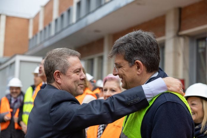 García-Page saluda al guadalajareño Carmelo García, posible nuevo rector de la Universidad de Alcalá tras el inminente proceso electoral para decidir el sucesor de Saz.