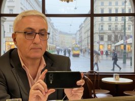 Fotografía manipulada por Inteligencia Artificial: el fondo simula ser una cafetería centenaria de Viena cuando en realidad fue tomada en un bar de Madrid. (Foto: IA La Crónic@ / Google)