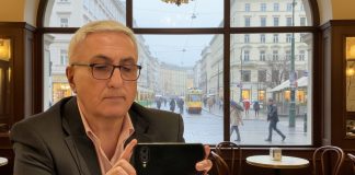 Fotografía manipulada por Inteligencia Artificial: el fondo simula ser una cafetería centenaria de Viena cuando en realidad fue tomada en un bar de Madrid. (Foto: IA La Crónic@ / Google)