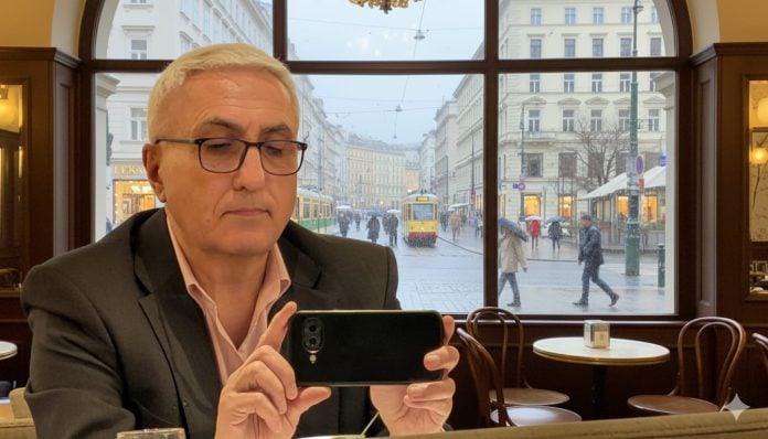 Fotografía manipulada por Inteligencia Artificial: el fondo simula ser una cafetería centenaria de Viena cuando en realidad fue tomada en un bar de Madrid. (Foto: IA La Crónic@ / Google)