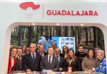 Un destacado socialista que está en esta foto defiende la colaboración público-privada La amplia representación de cargos del PSOE en el Día de Guadalajara en Fitur, apiñada para la foto con el presidente regional.