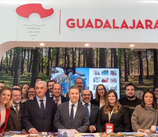 La amplia representación de cargos del PSOE en el Día de Guadalajara en Fitur, apiñada para la foto con el presidente regional.